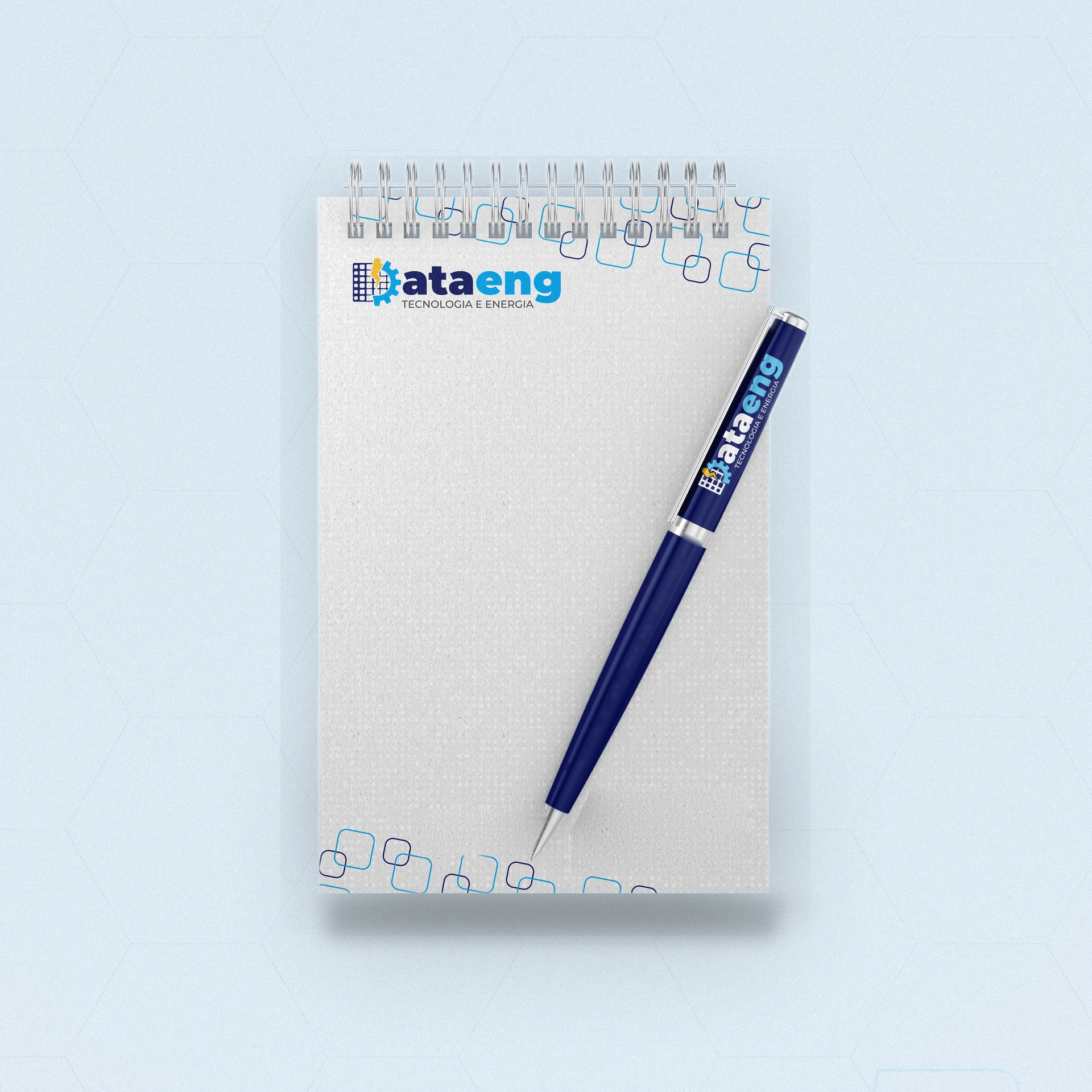 Bloco de anotações com a logo Dataeng no topo e caneta marinho com a logo